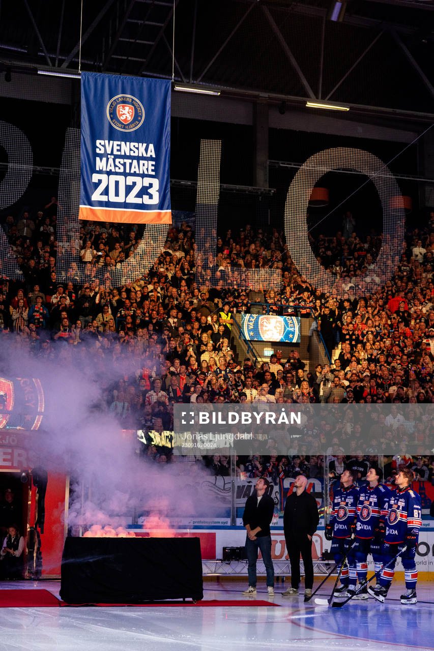 Vimpel hissas för att fira SM-guldet