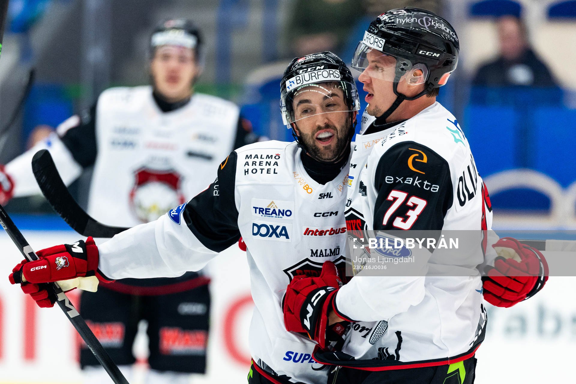 Malmö Redhawks Alan Quine jublar med Adam Ollas Mattsson