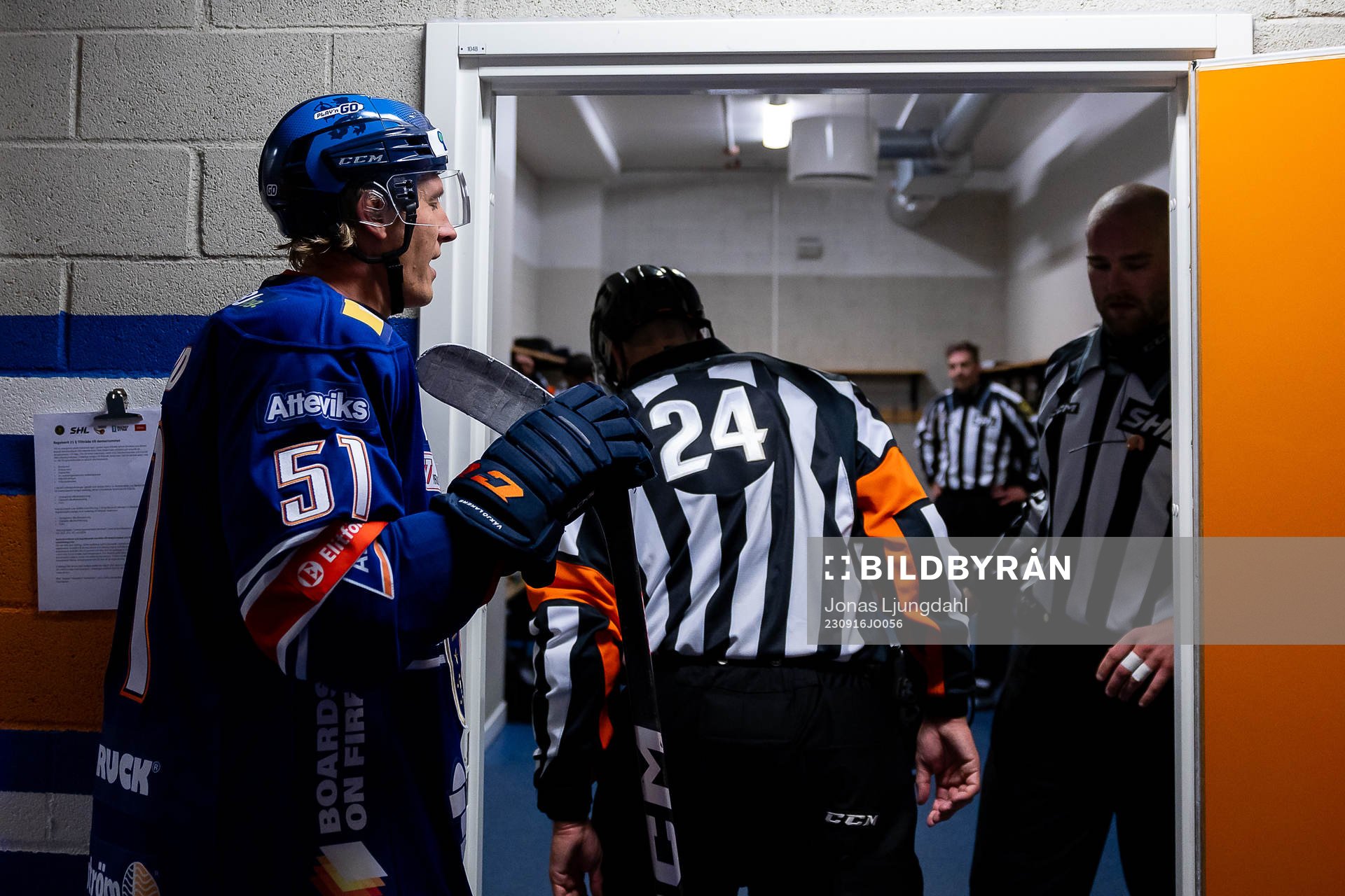 Växjös Emil Sylvegård pratar med Domare Johan Magnusson