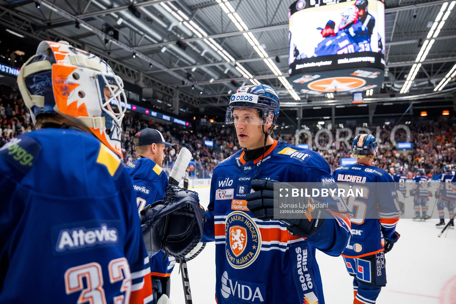Växjös målvakt Emil Larmi och Emil Sylvegård jublar