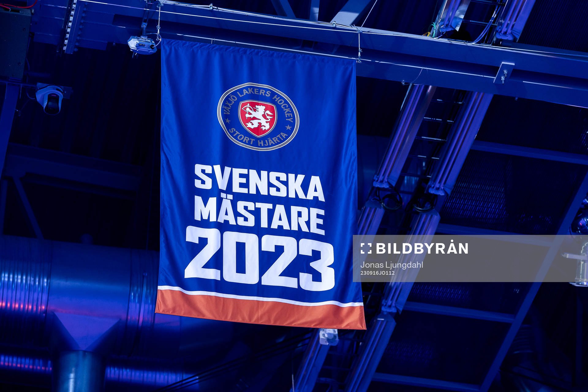 Vimpel hissas för att fira SM-guldet före ishockeymatchen