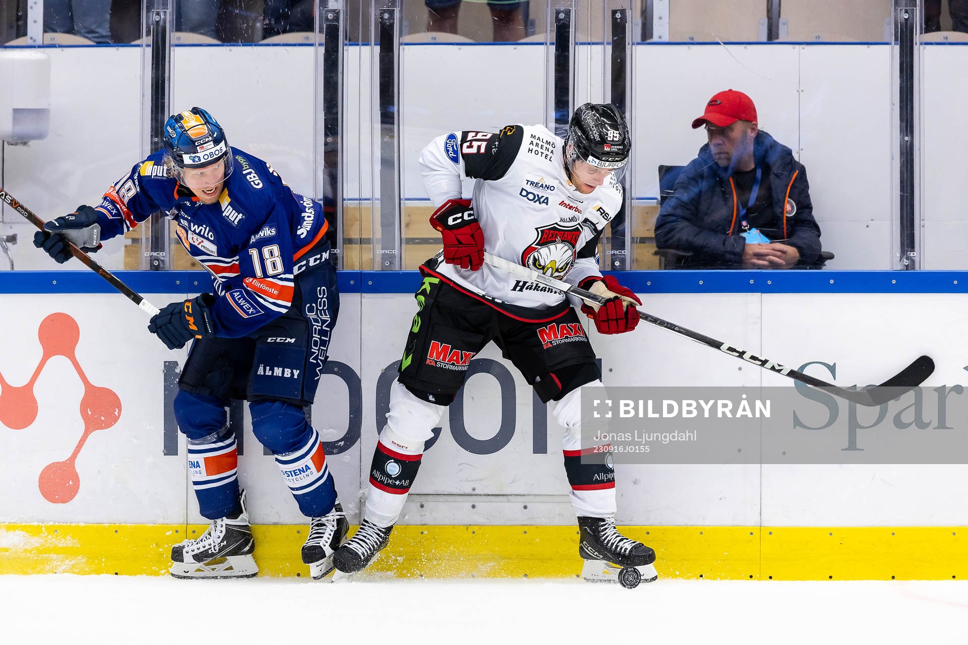 Växjös Marcus Sylvegård och Malmö Redhawks Carl Persson