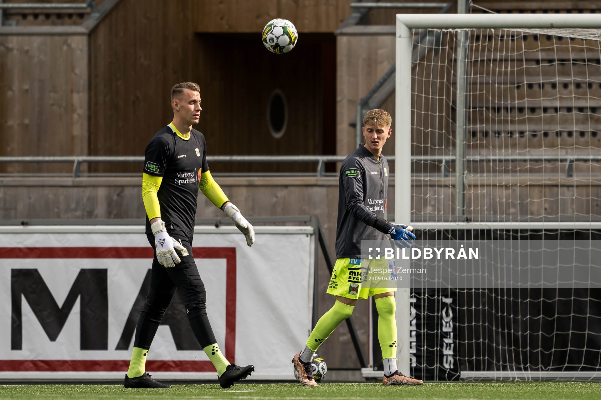 Varbergs målvakt David Olsson värmer upp inför