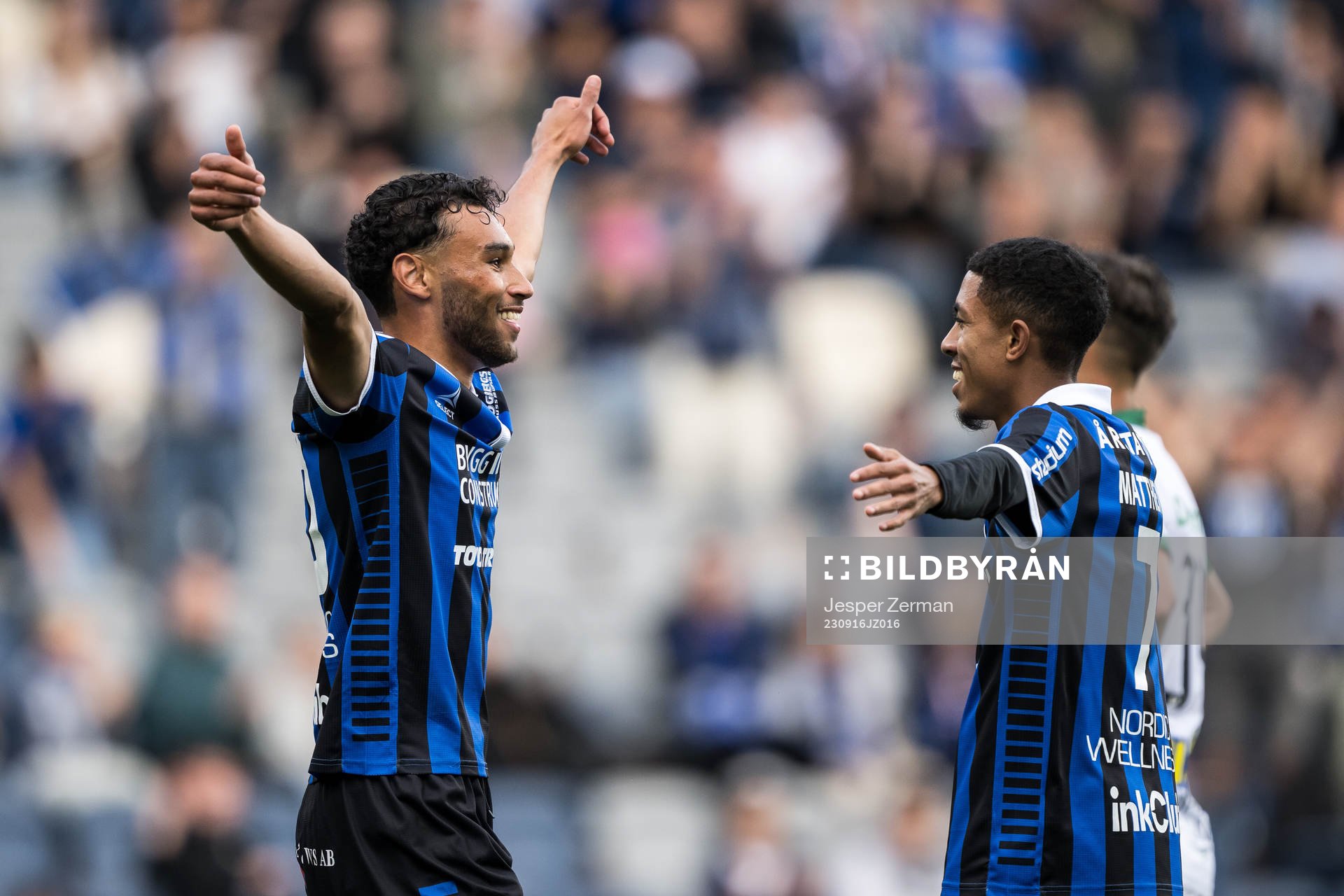 Sirius Joakim Persson jublar med Tashreeq Matthews