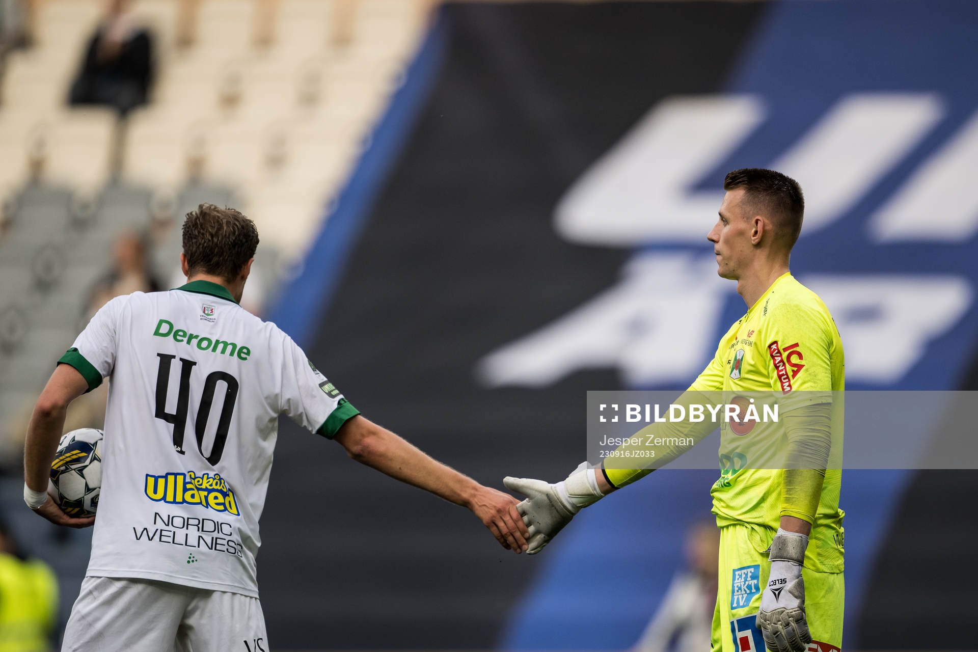 Varbergs Niklas Dahlström och målvakt David Olsson deppar