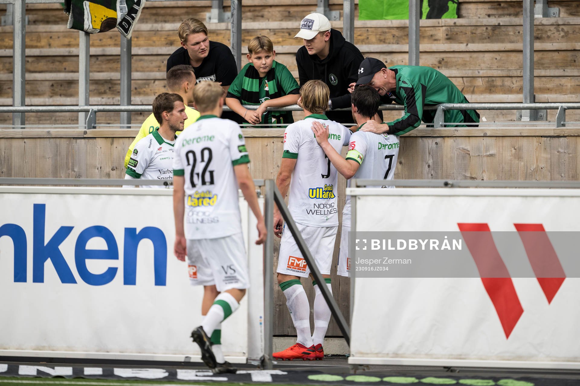 Varbergs spelare med supportrar