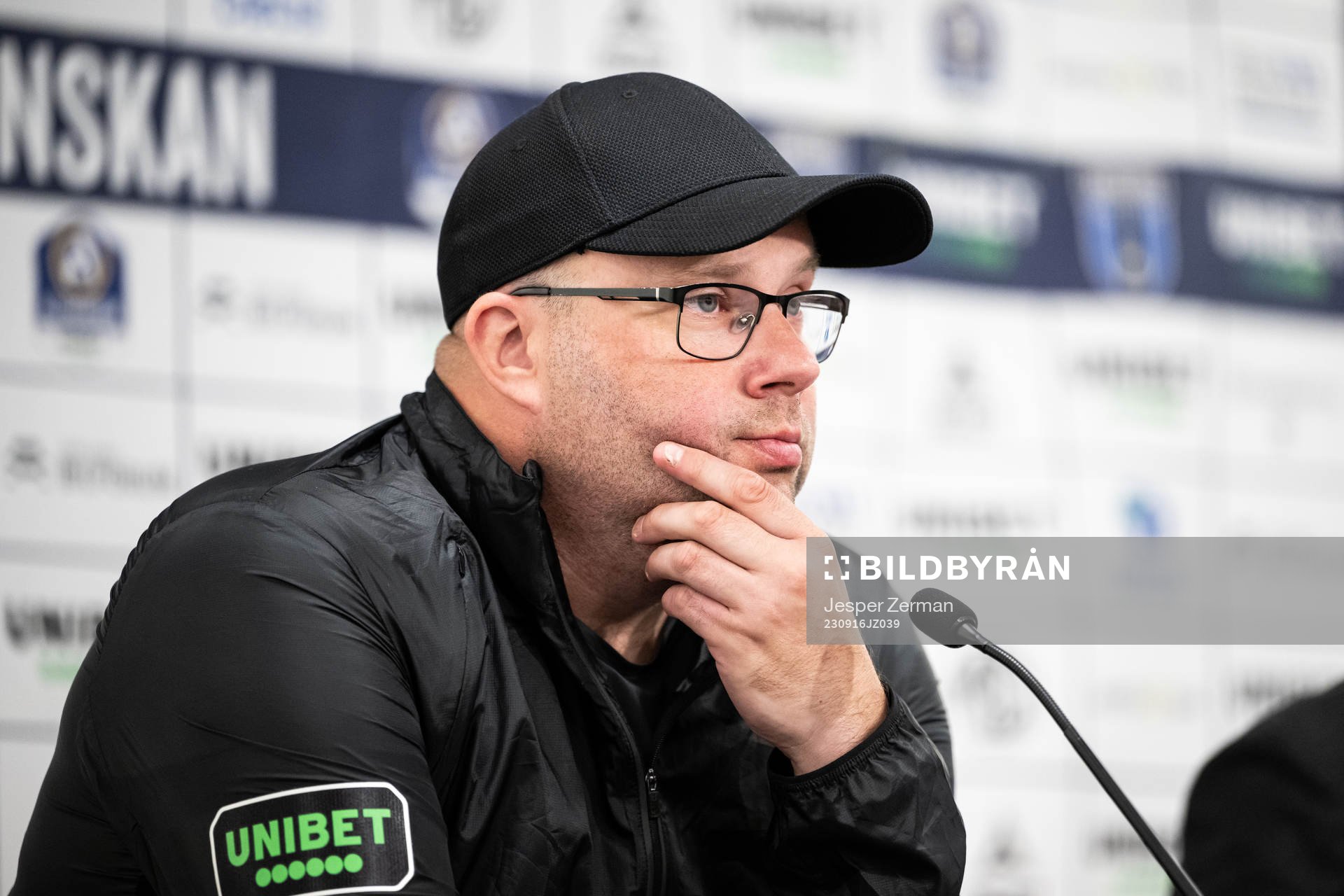 Varbergs tränare Martin Skogman på en presskonferens
