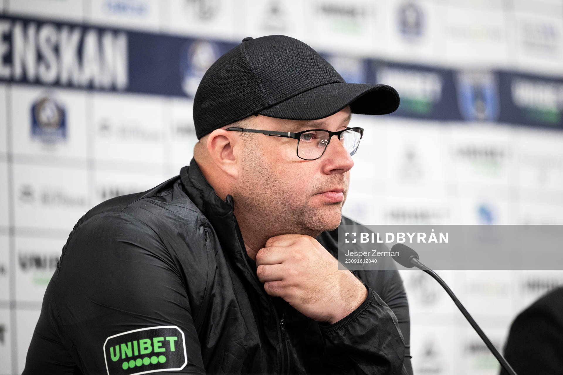 Varbergs tränare Martin Skogman på en presskonferens