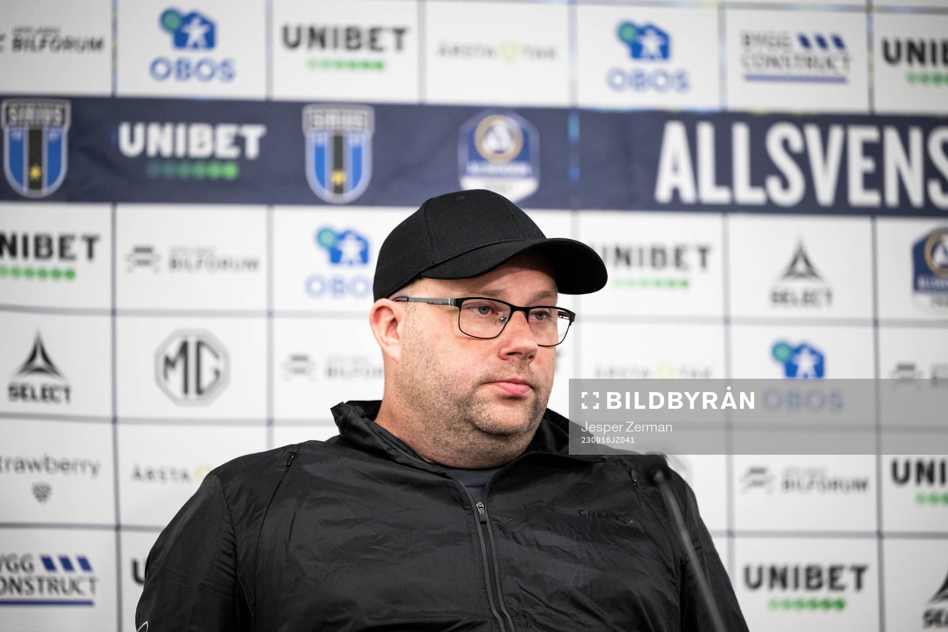 Varbergs tränare Martin Skogman på en presskonferens
