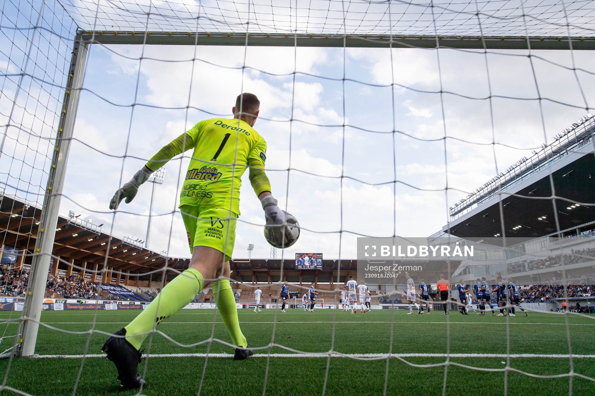 Varbergs målvakt David Olsson deppar