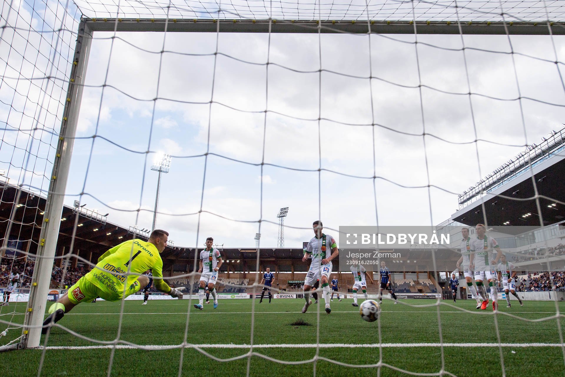 Varbergs målvakt David Olsson släpper in 4-0