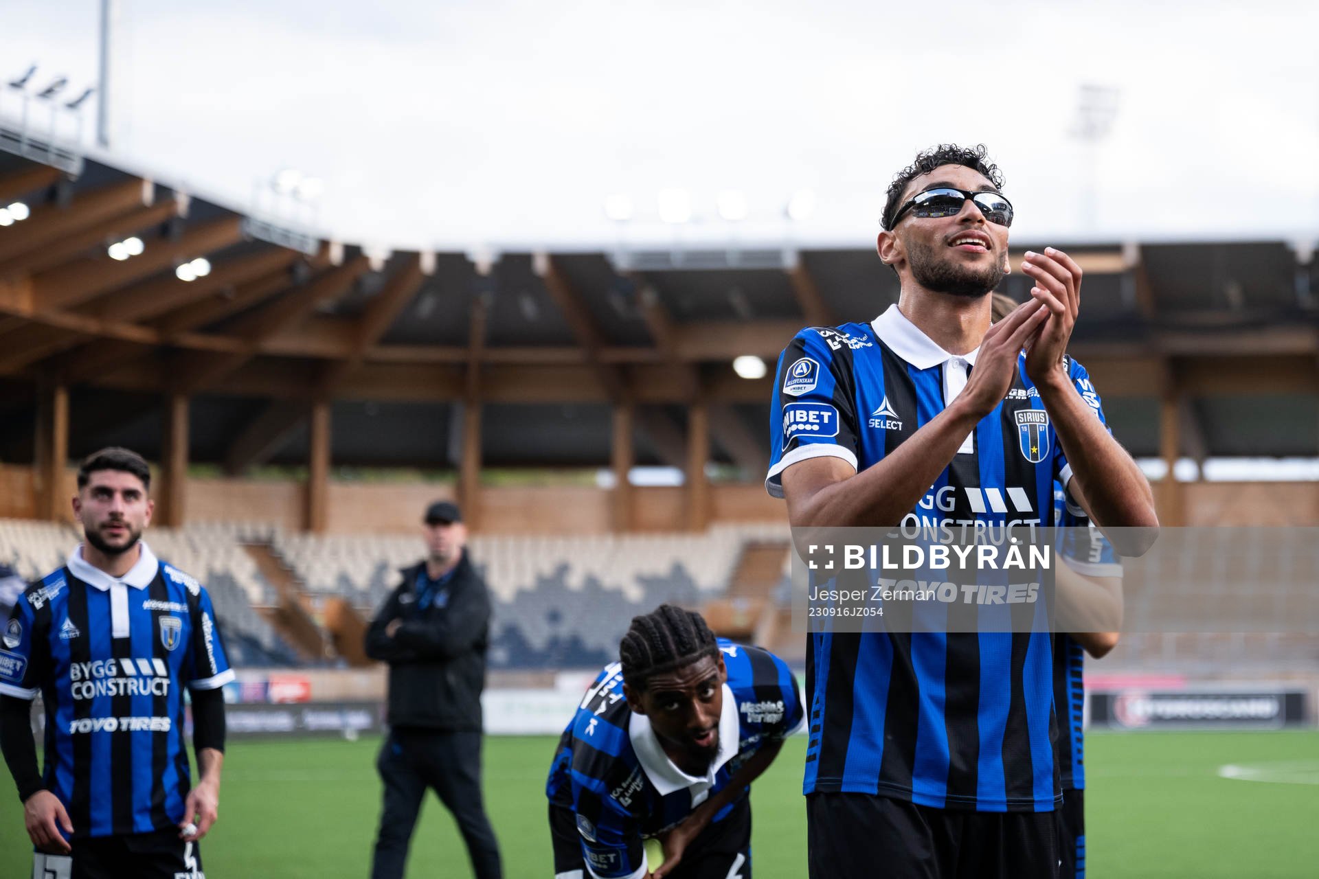 Sirius Joakim Persson jublar efter fotbollsmatchen i Allsvenskan mellan Sirius och Varberg den 16 september 2023 i Uppsala. 