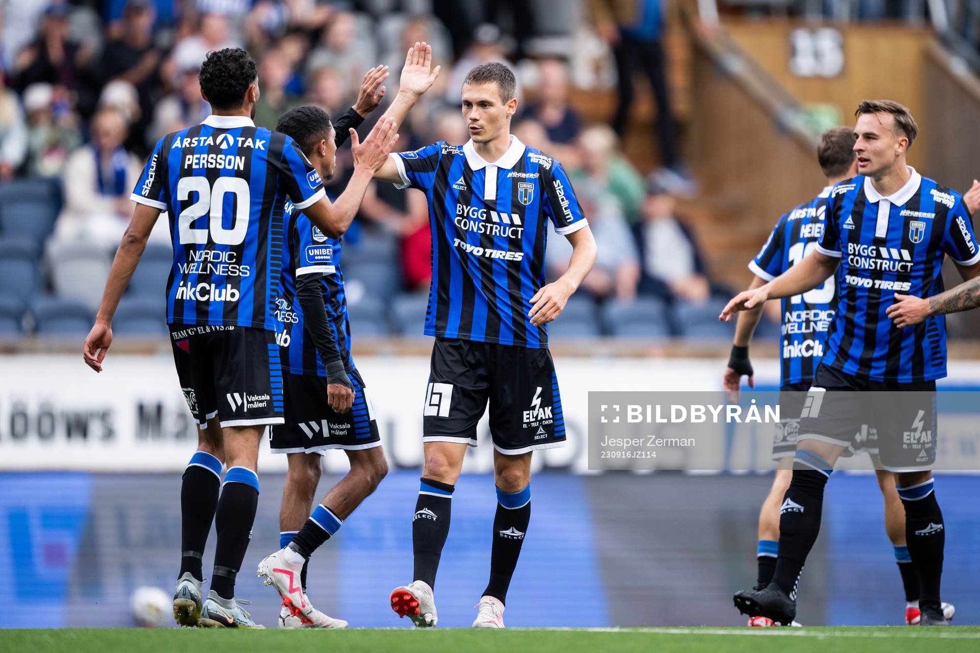 Sirius Joakim Persson jublar med lagkamrater