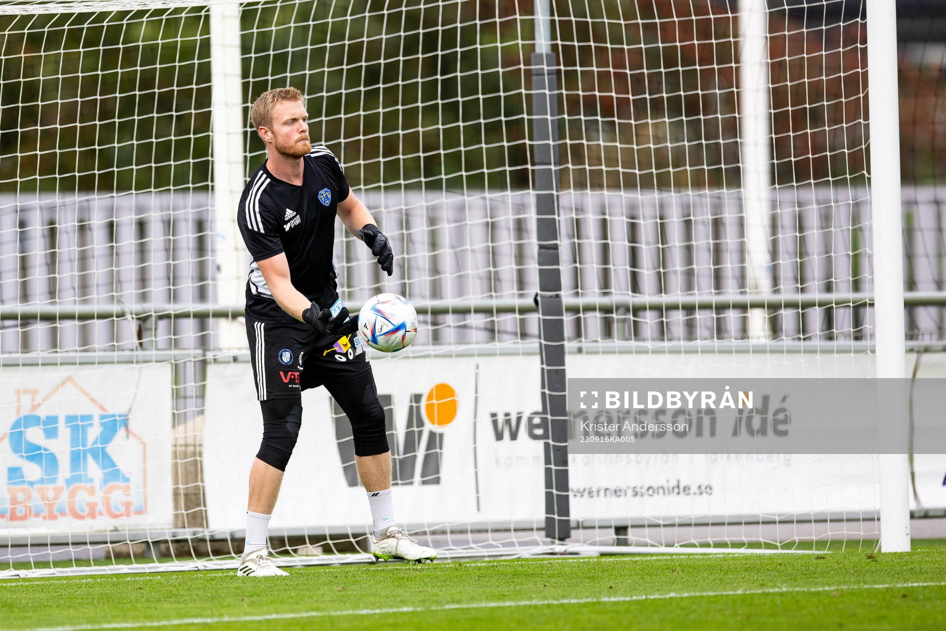 Falkenbergs målvakt Tim Erlandsson inför fotbollsmatchen i Ettan södra mellan Falkenberg och Norrby den 16 september 2023 i Falkenberg.