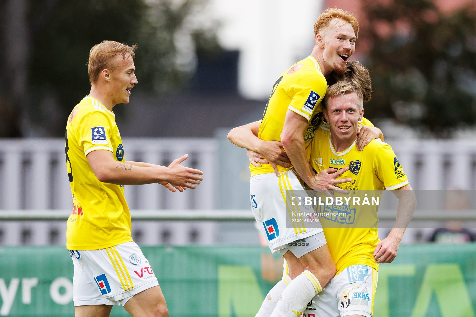 Falkenbergs Lucas Sibelius jublar med laget
