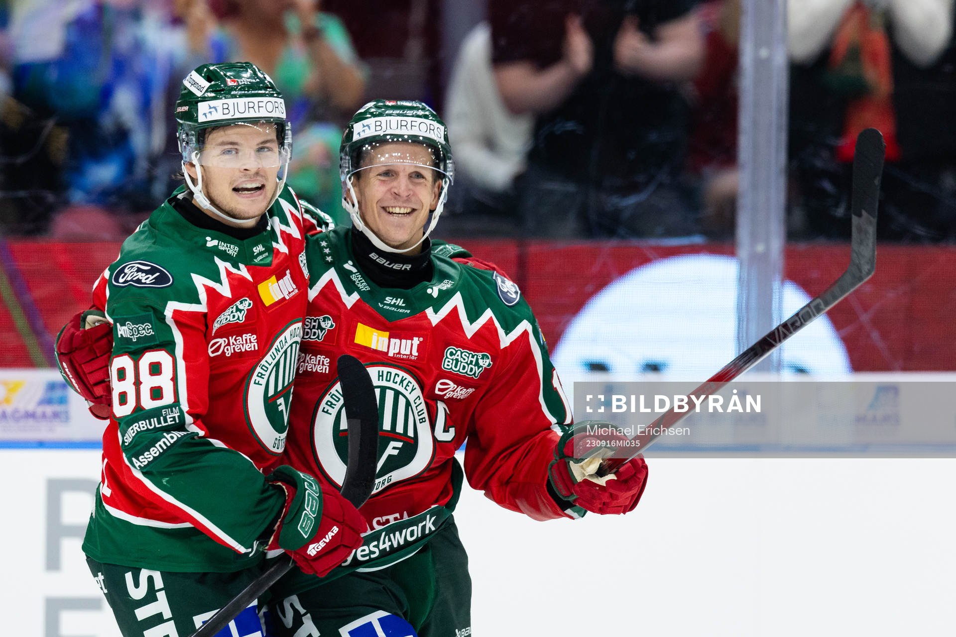 Frölundas Max Friberg jublar ihop med Malte Strömwall