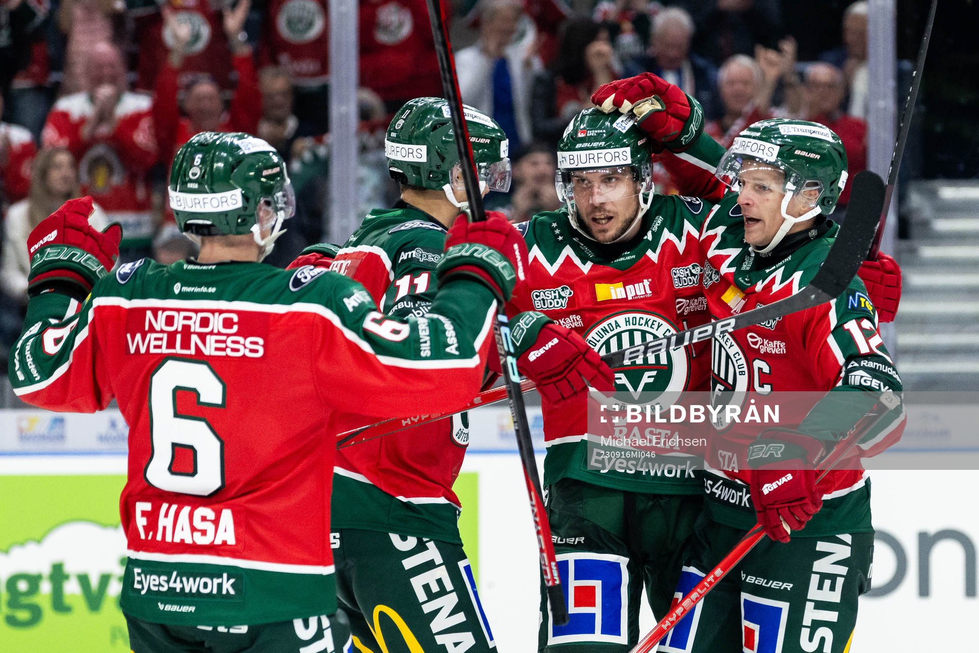 Frölundas Max Friberg jublar med lagkamrater