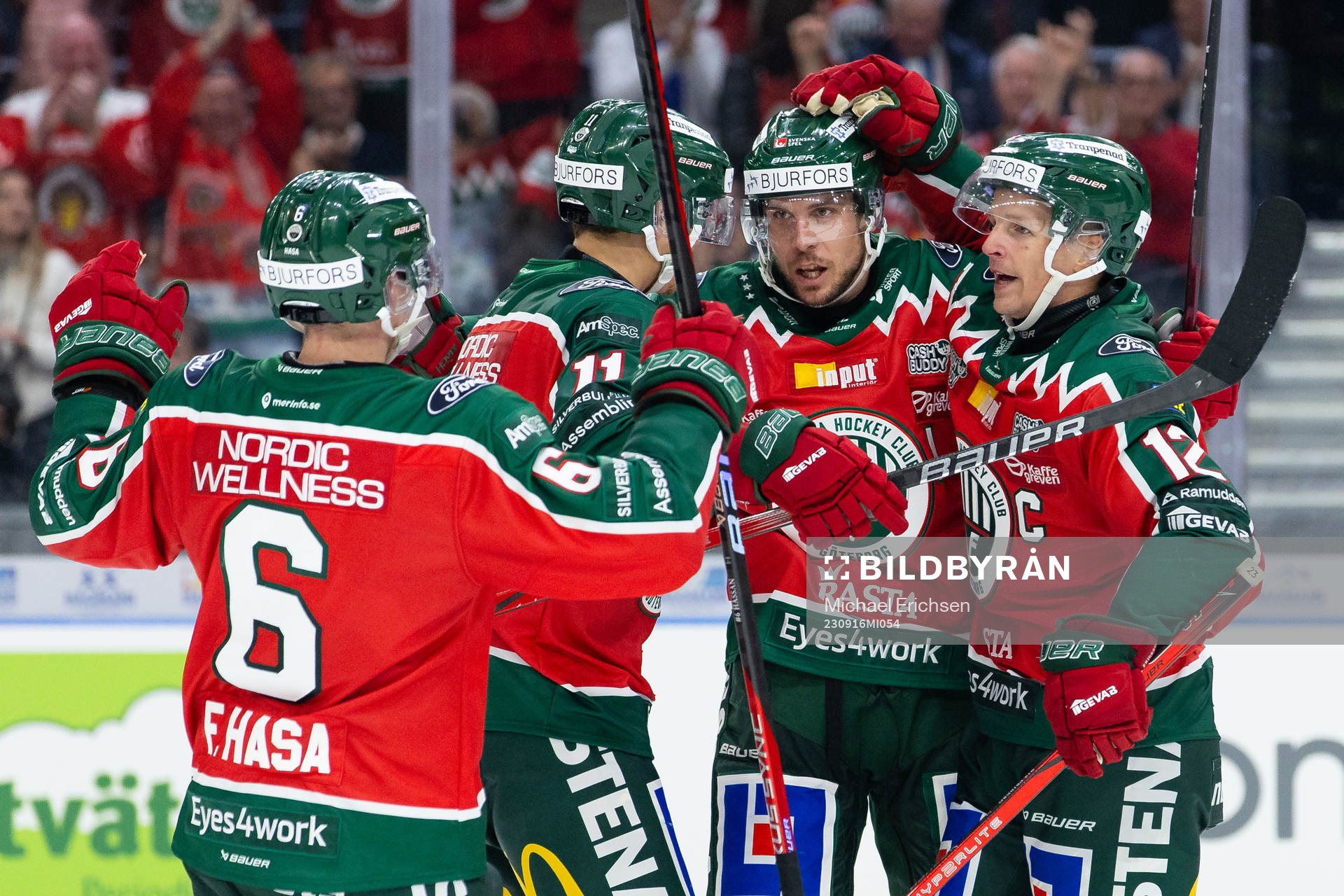 Frölundas Max Friberg jublar med lagkamrater