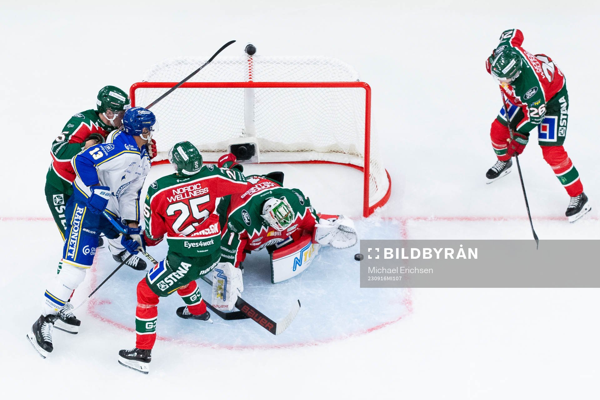Leksands Jon Knuts oroar framför Frölundas målvakt Lars
