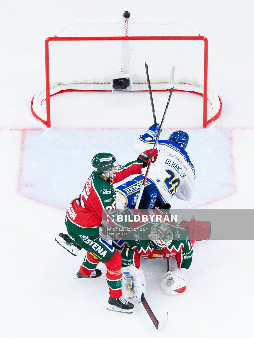 Leksands Erik Olhans-Lind faller över Frölundas målvakt
