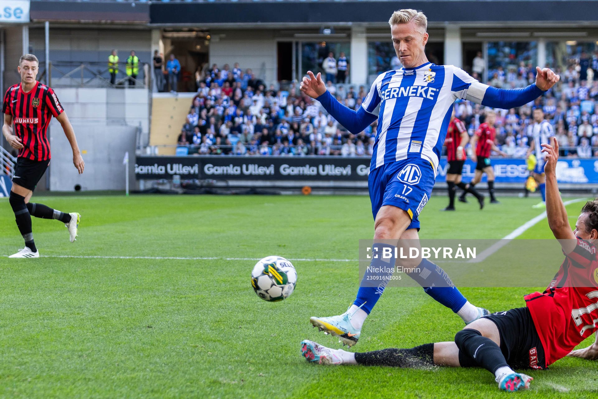 IFK Göteborgs Oscar Wendt och Brommapojkarnas Alex Timossi