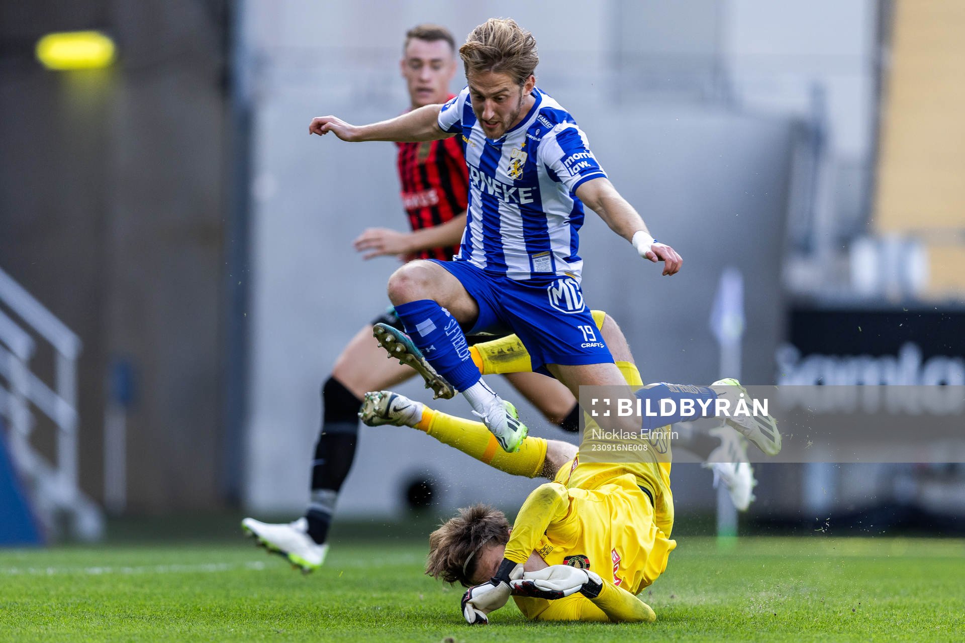 IFK Göteborgs Arbnor Mucolli och Brommapojkarnas målvakt