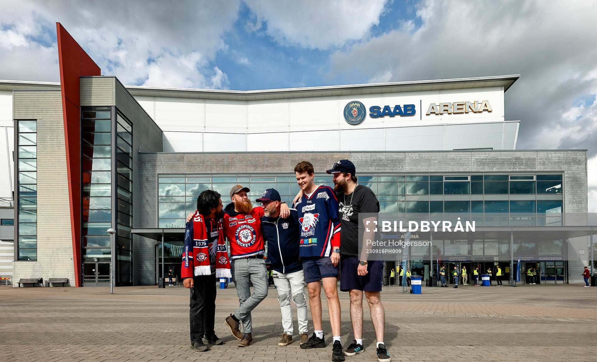 Linköpings-supporters utanför SAAB Arena
