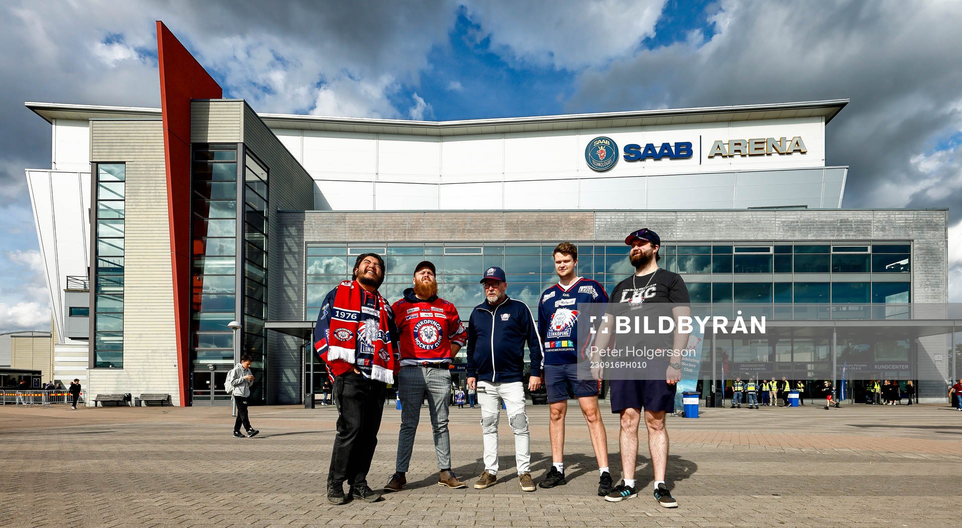 Linköpings-supporters utanför SAAB Arena