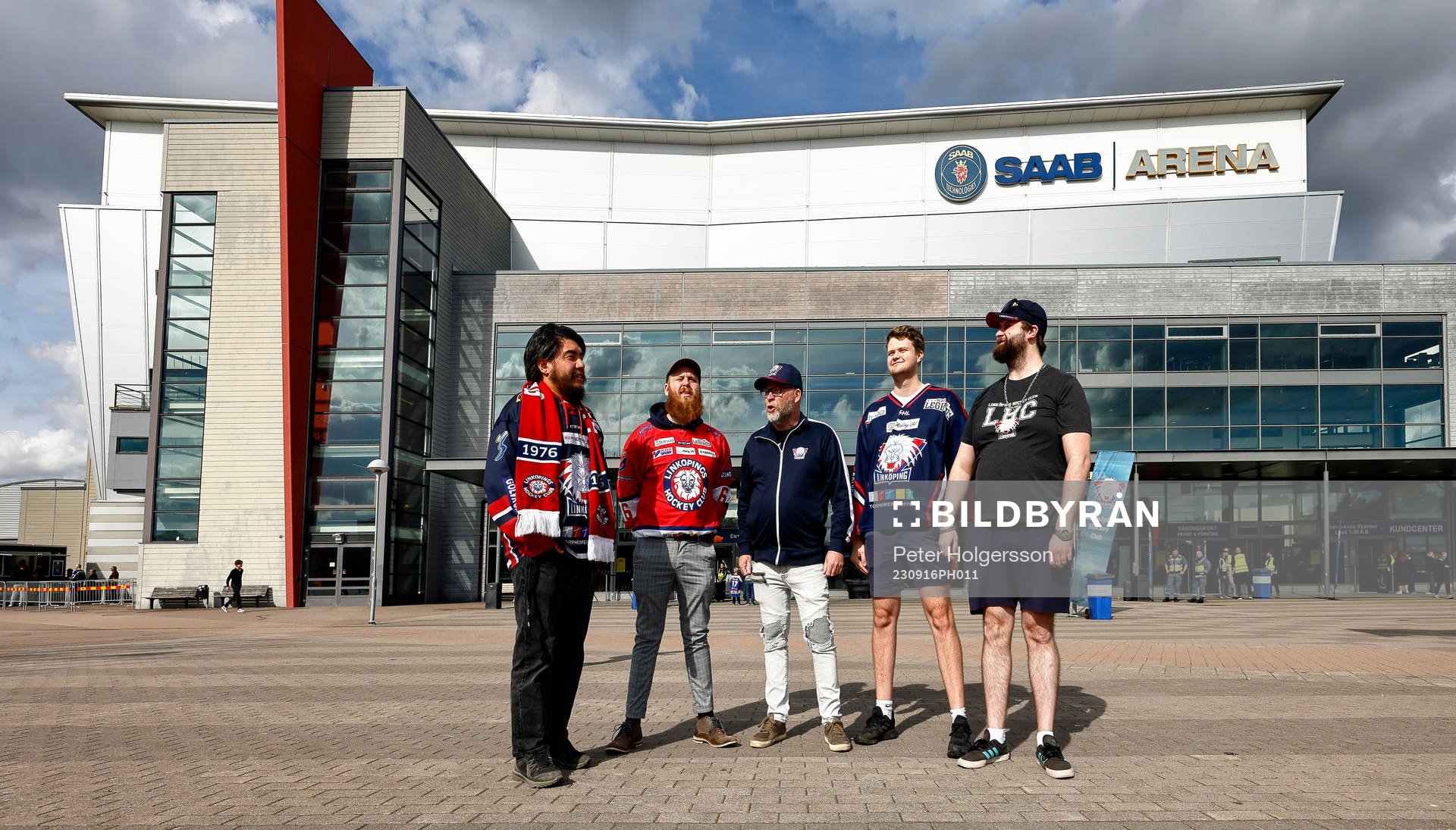 Linköpings-supporters utanför SAAB Arena