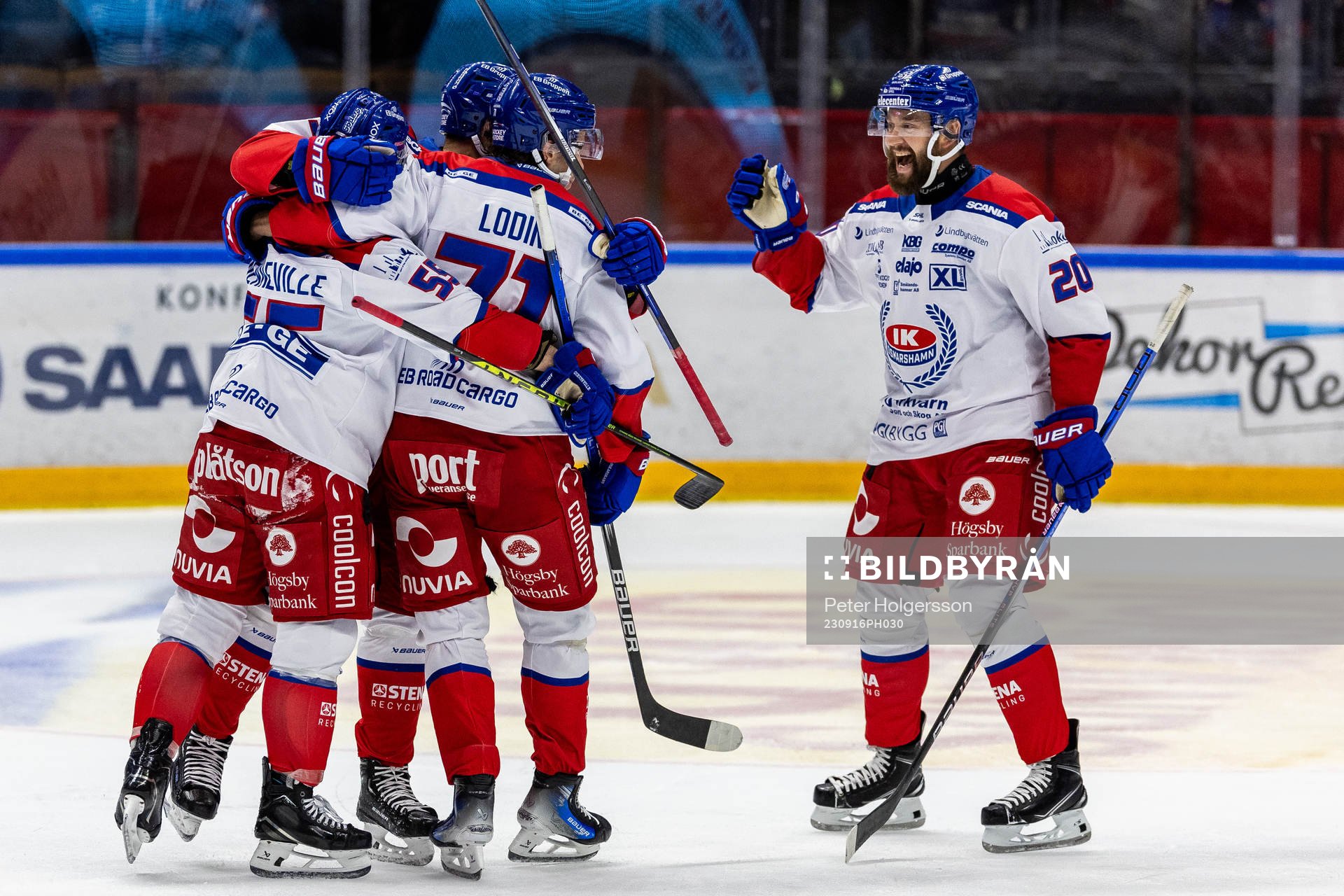 Oskarshamns Patrik Karlkvist jublar med lagkamrater