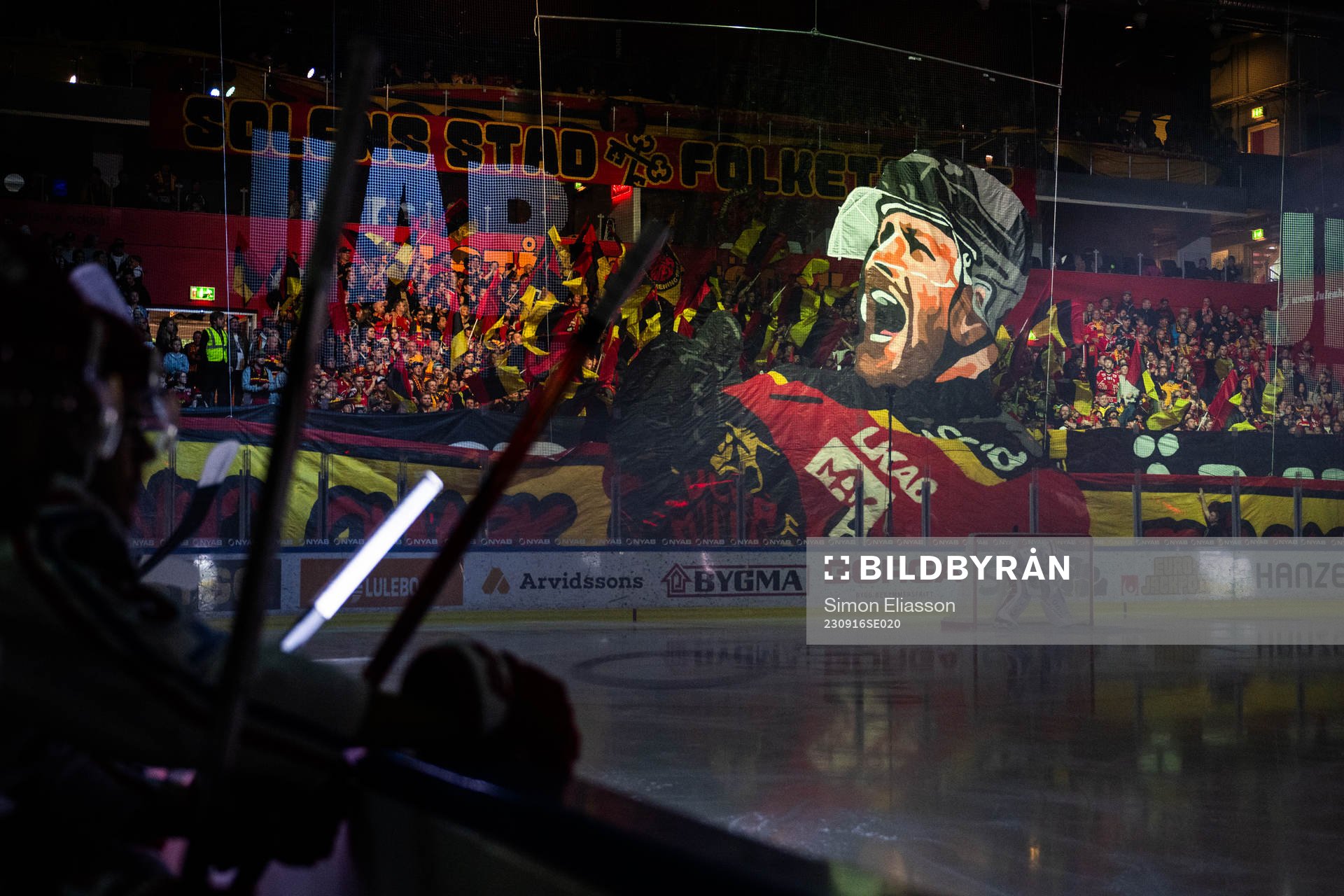 Luleås supportrar med tifo föreställande Linus Omark