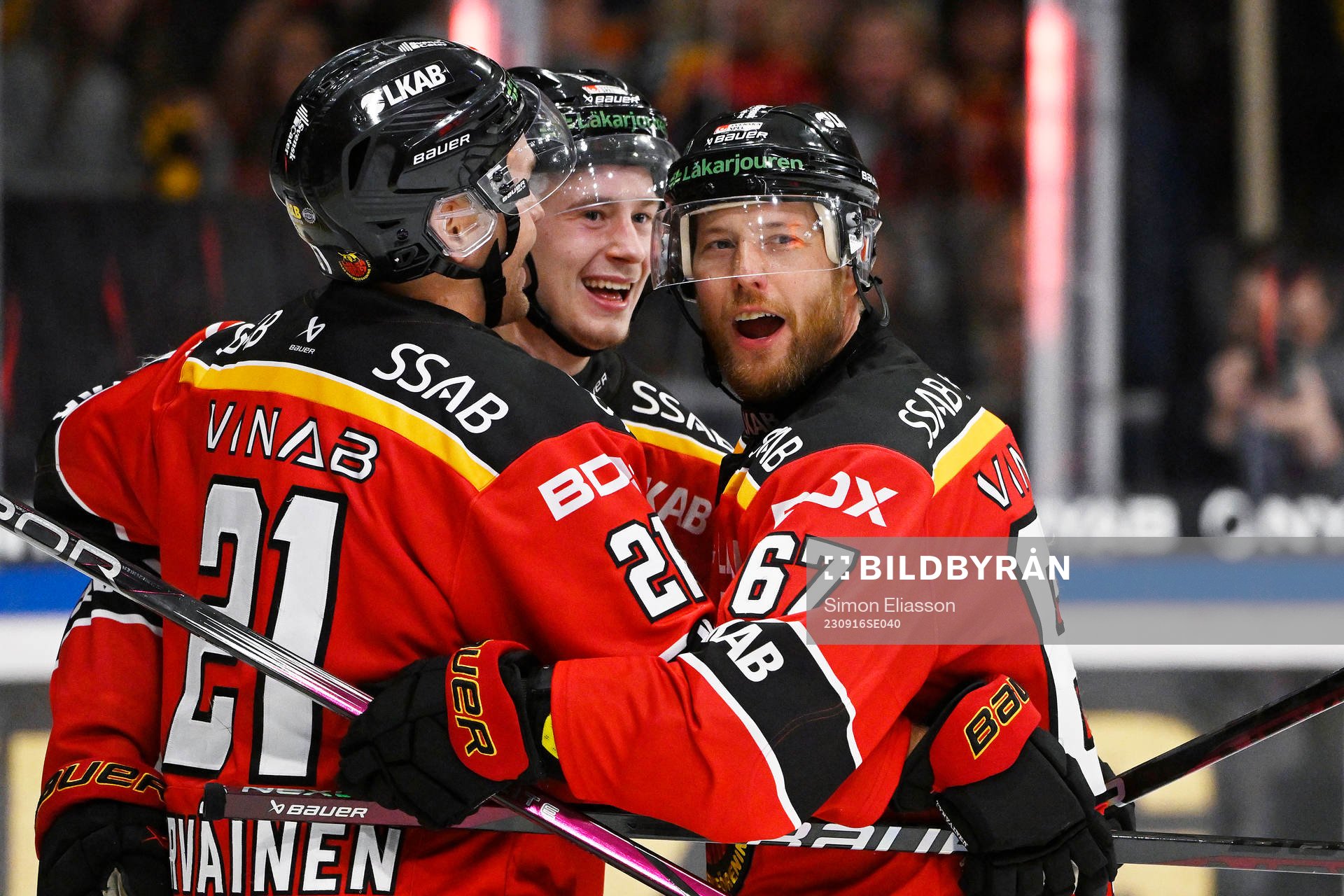 Luleås Linus Omark jublar med Juhani Tyrväinen och Pontus