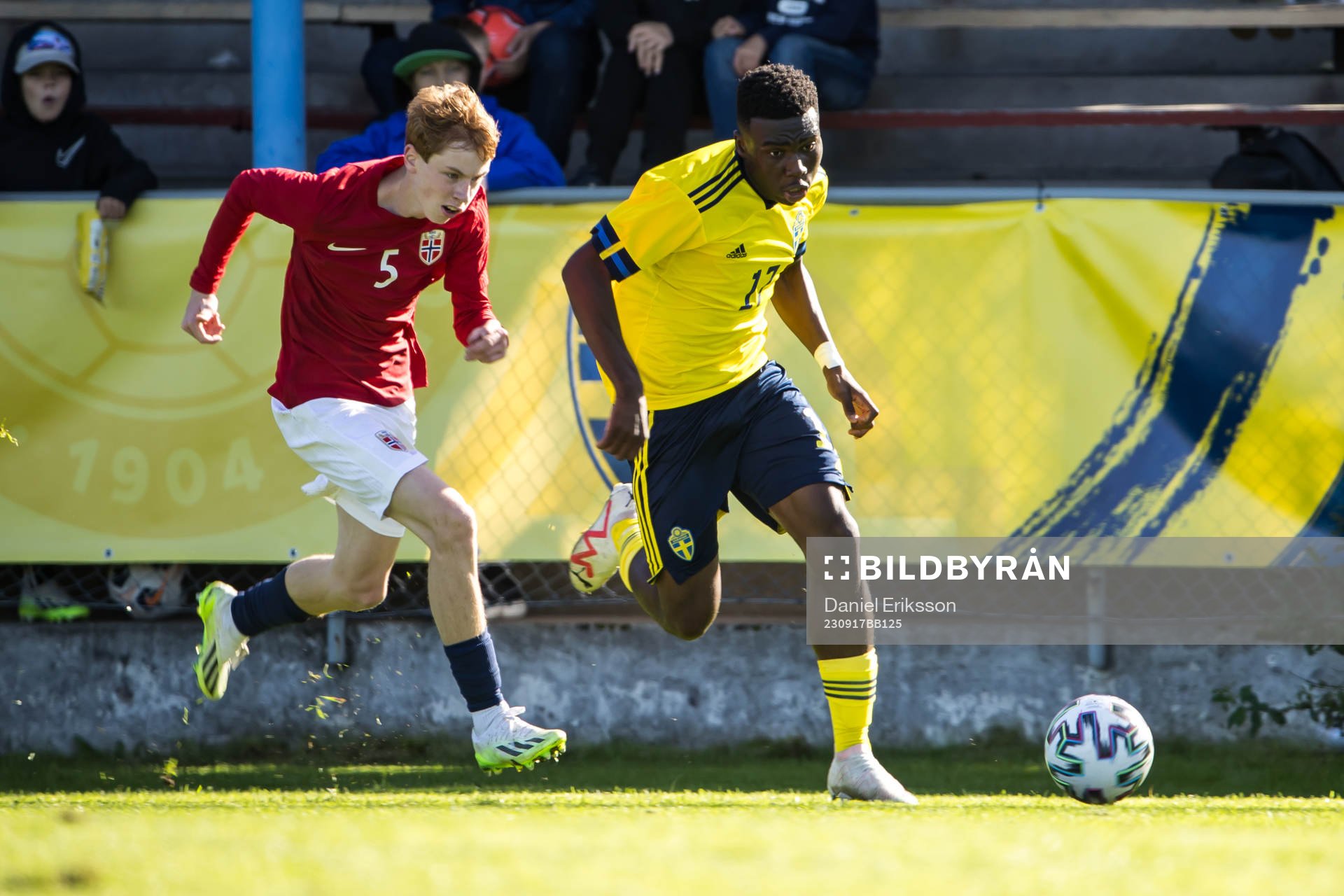 Norges Jesper Johnsson Solberg och Sveriges Glad Egbedi under träningningslandskampen i fotboll mellan Sverige och Norge den 17 september 2023 i Falun. 