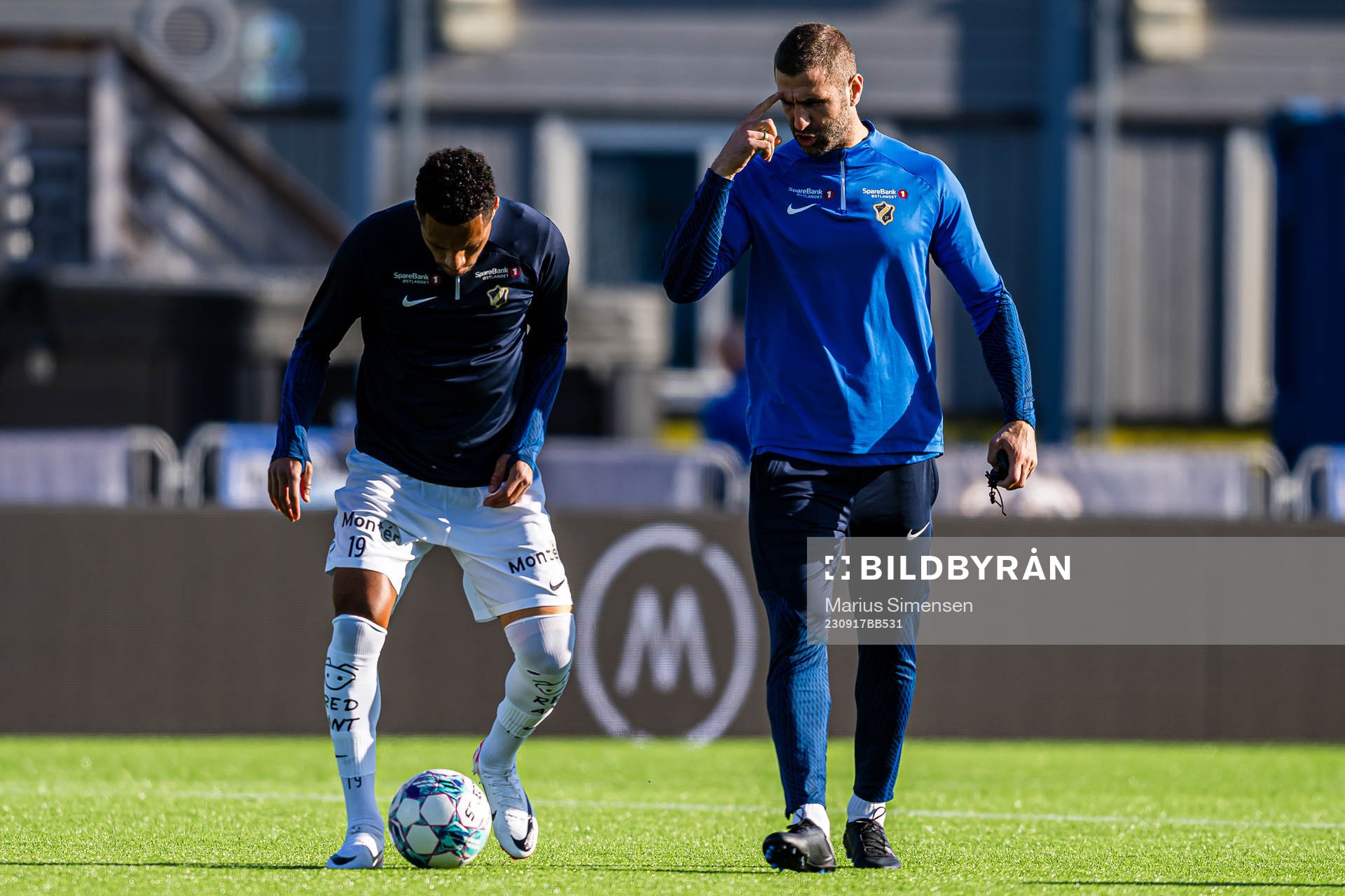 Kevin Kabran of Stabæk and Azar Karadas, assistant coach of Stabæk, ahead of the Eliteserien match between Stabæk and Brann on September 17, 2023 in Bekkestua.