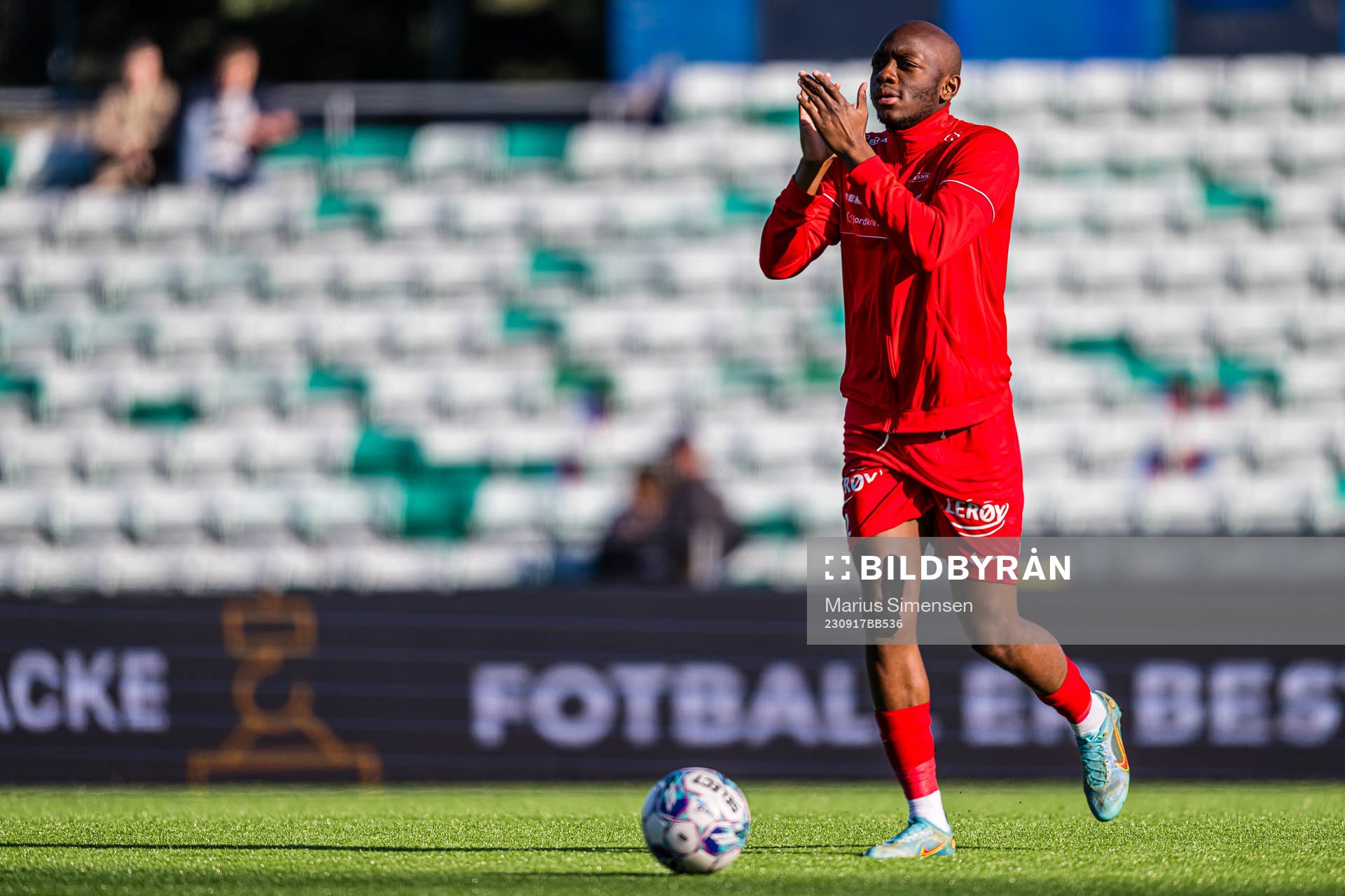 Monga Simba of Brann warms up