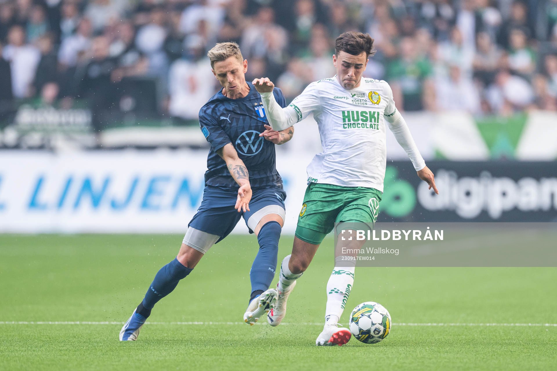Malmö FFs Søren Rieks och Hammarbys Marc Llinares Barragan under fotbollsmatchen i Allsvenskan mellan Hammarby och Malmö FF den 17 september 2023 i Stockholm.