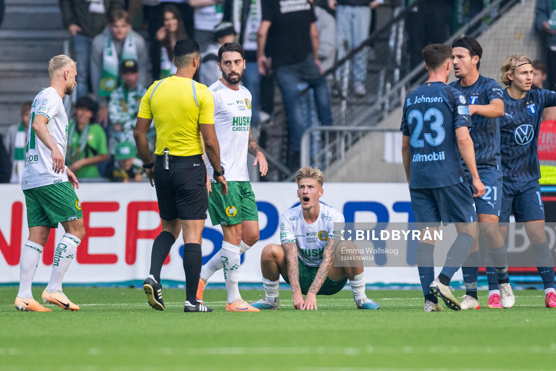 Hammarbys Nahir Besara och Fredrik Hammar reagerar på ett