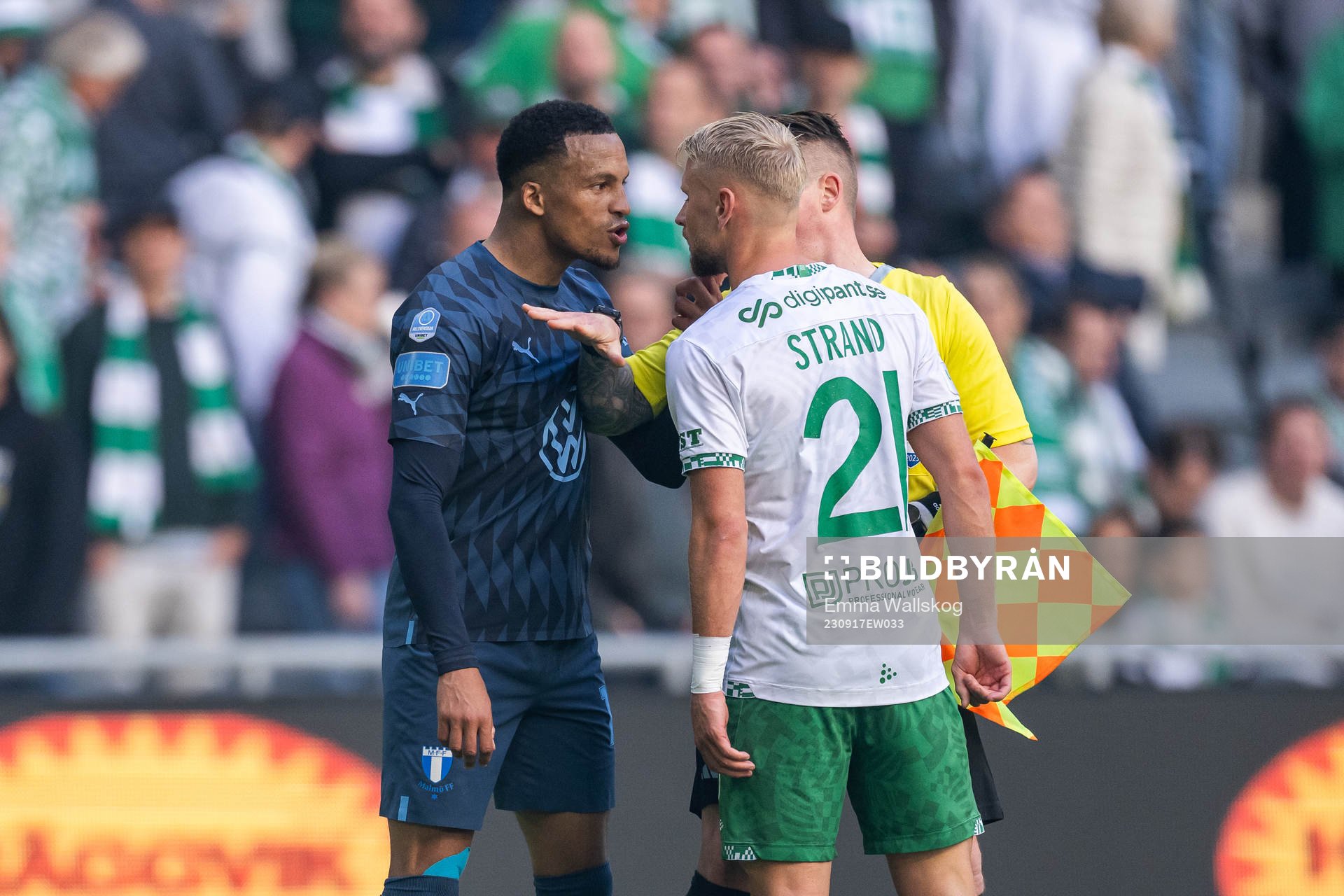 Malmö FFs Martin Olsson reagerar mot Hammarbys Simon Strand