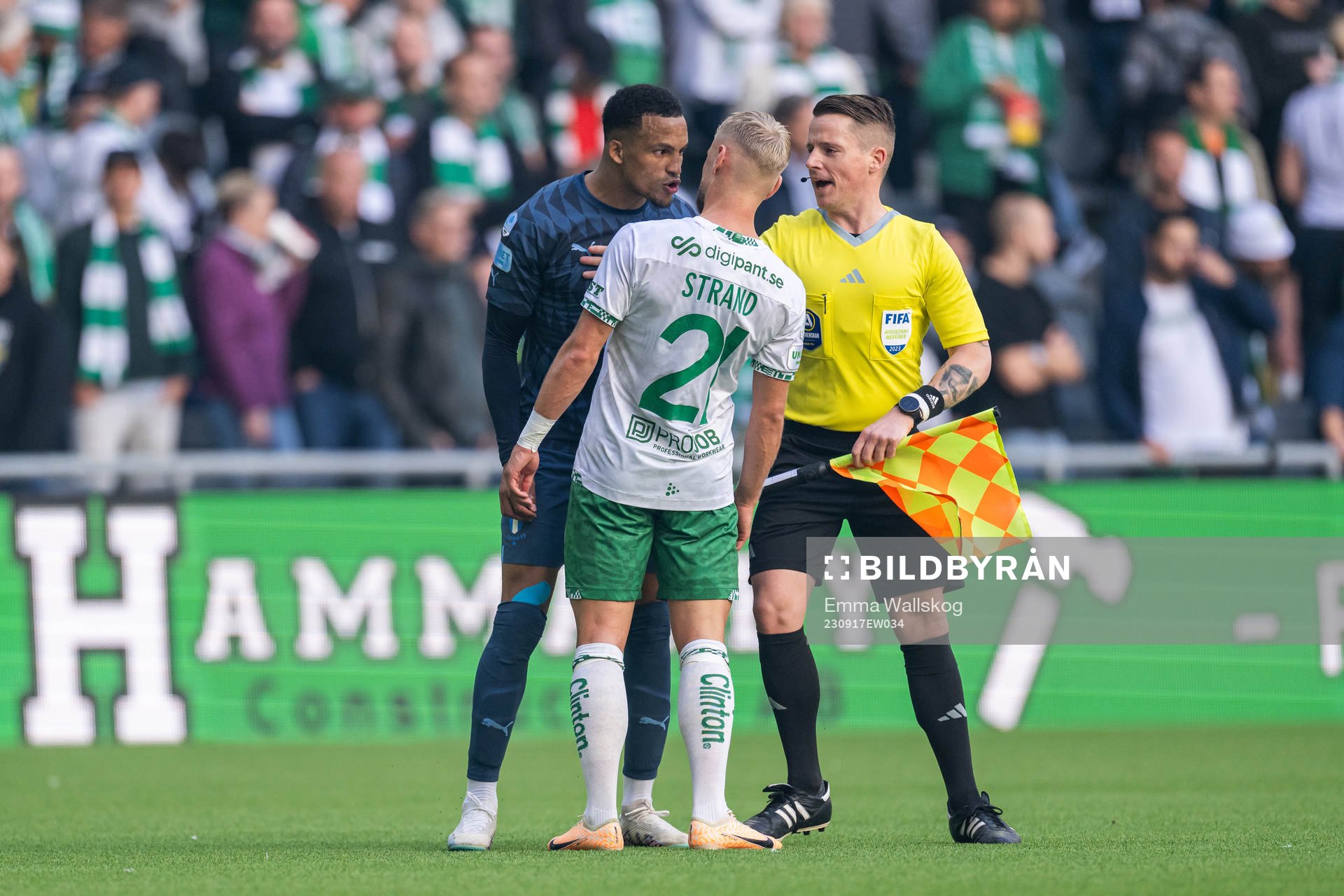 Malmö FFs Martin Olsson reagerar mot Hammarbys Simon Strand
