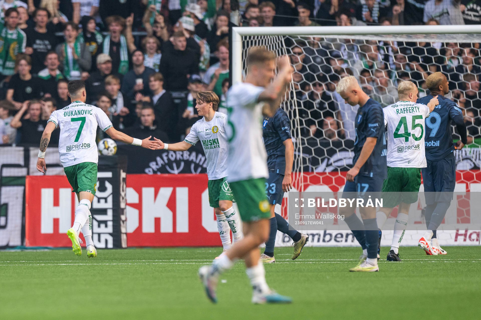 Hammarbys Viktor Djukanovic och August Mikkelsen jublar