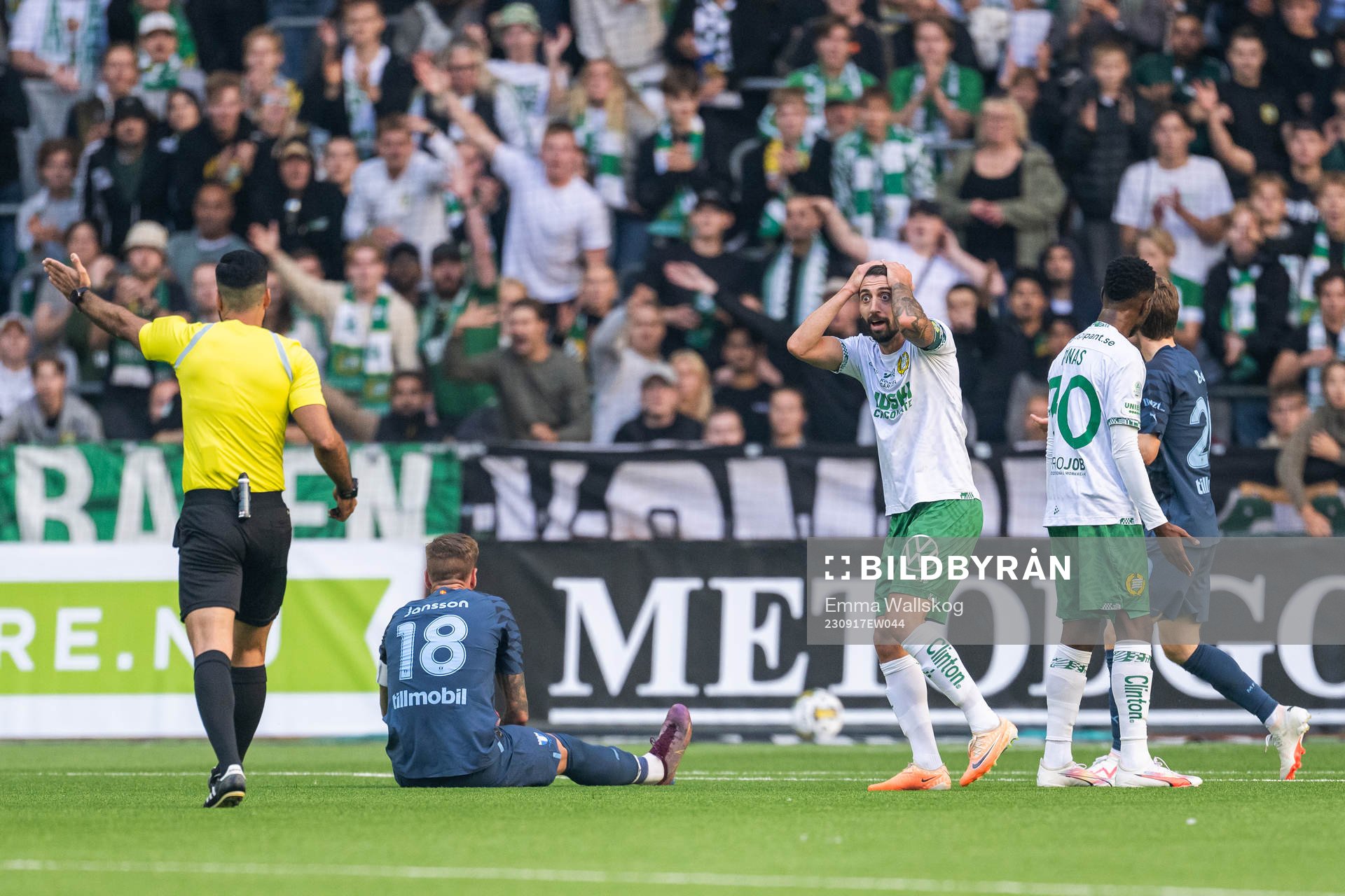 Hammarbys Nahir Besara reagerar på ett domslut