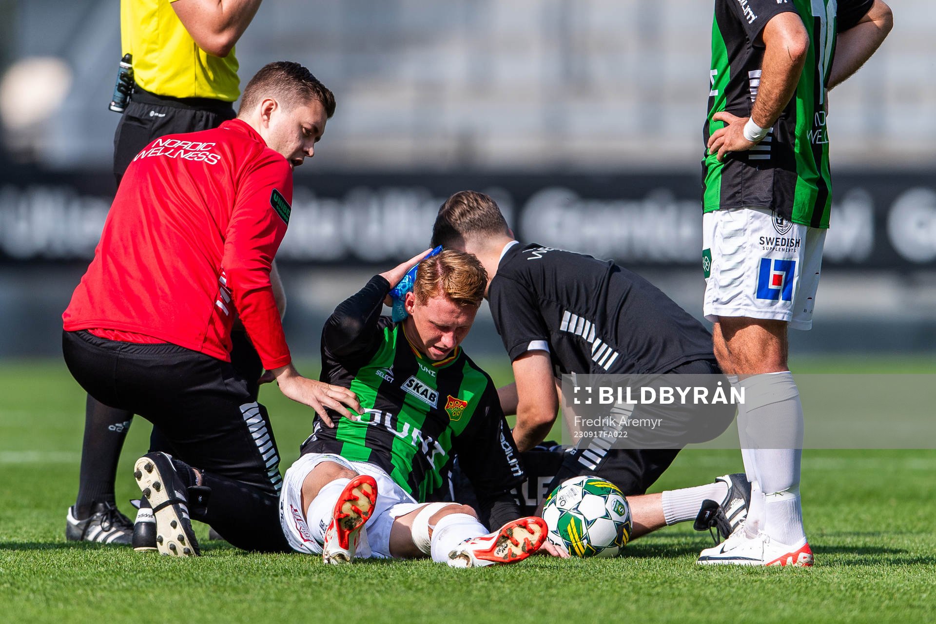GAIS Julius Lindberg med en ispåse mot huvudet