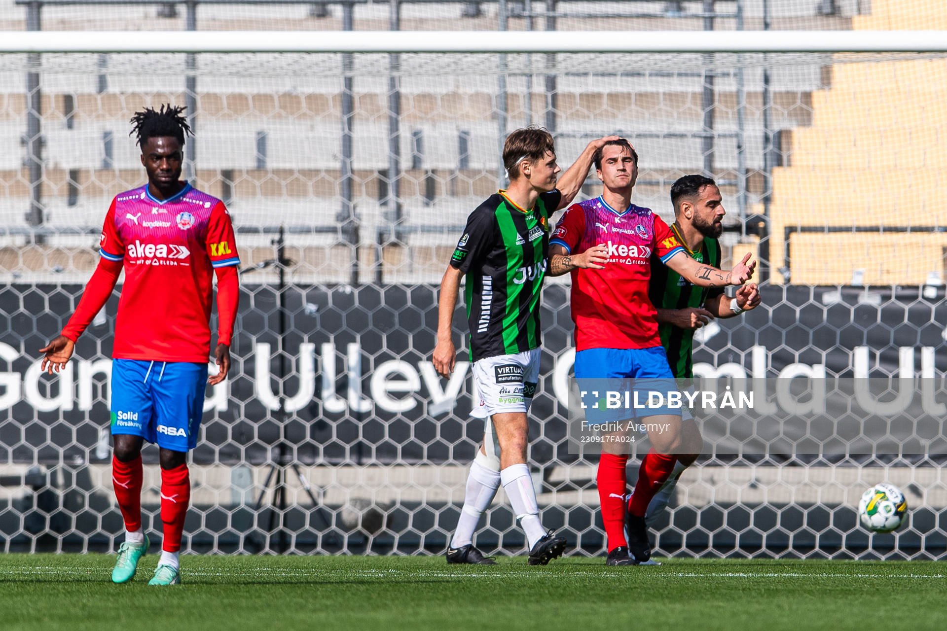 GAISs Axel Henriksson klappar Helsingborgs Jon Birkfeldt