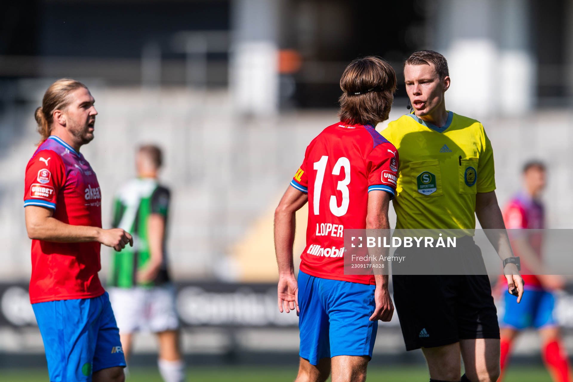 Helsingborgs Wilhelm Loeper diskuterar med domare Oscar