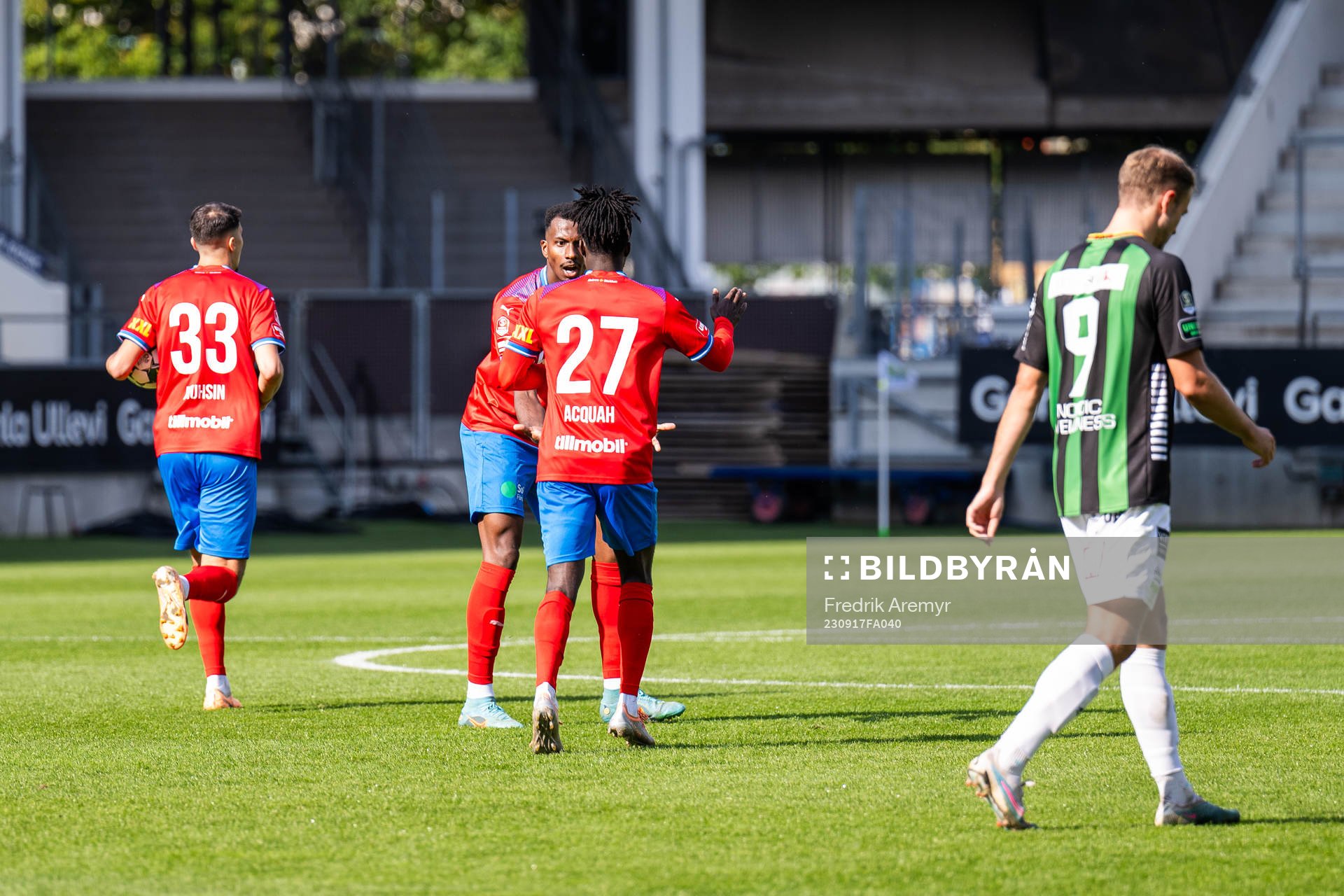 Helsingborgs Bernardo Vilar Estevao Jeronimo och Benjamin Acquah jublar efter reduceringen till 2-1 under fotbollsmatchen i Superettan mellan GAIS och Helsingborg den 17 september 2023 i Göteborg.
