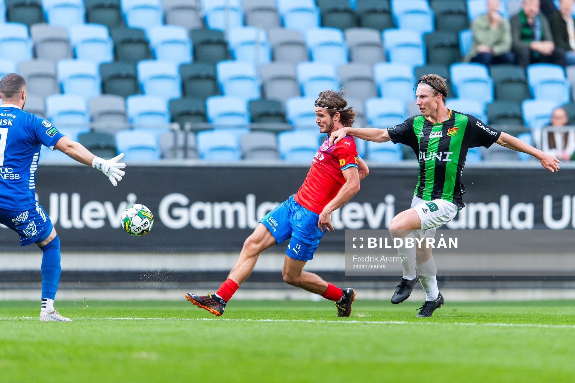GAIS Mergim Krasniqi och Robin Frej i kamp med Helsingborgs Wilhelm Loeper under fotbollsmatchen i Superettan mellan GAIS och Helsingborg den 17 september 2023 i Göteborg.