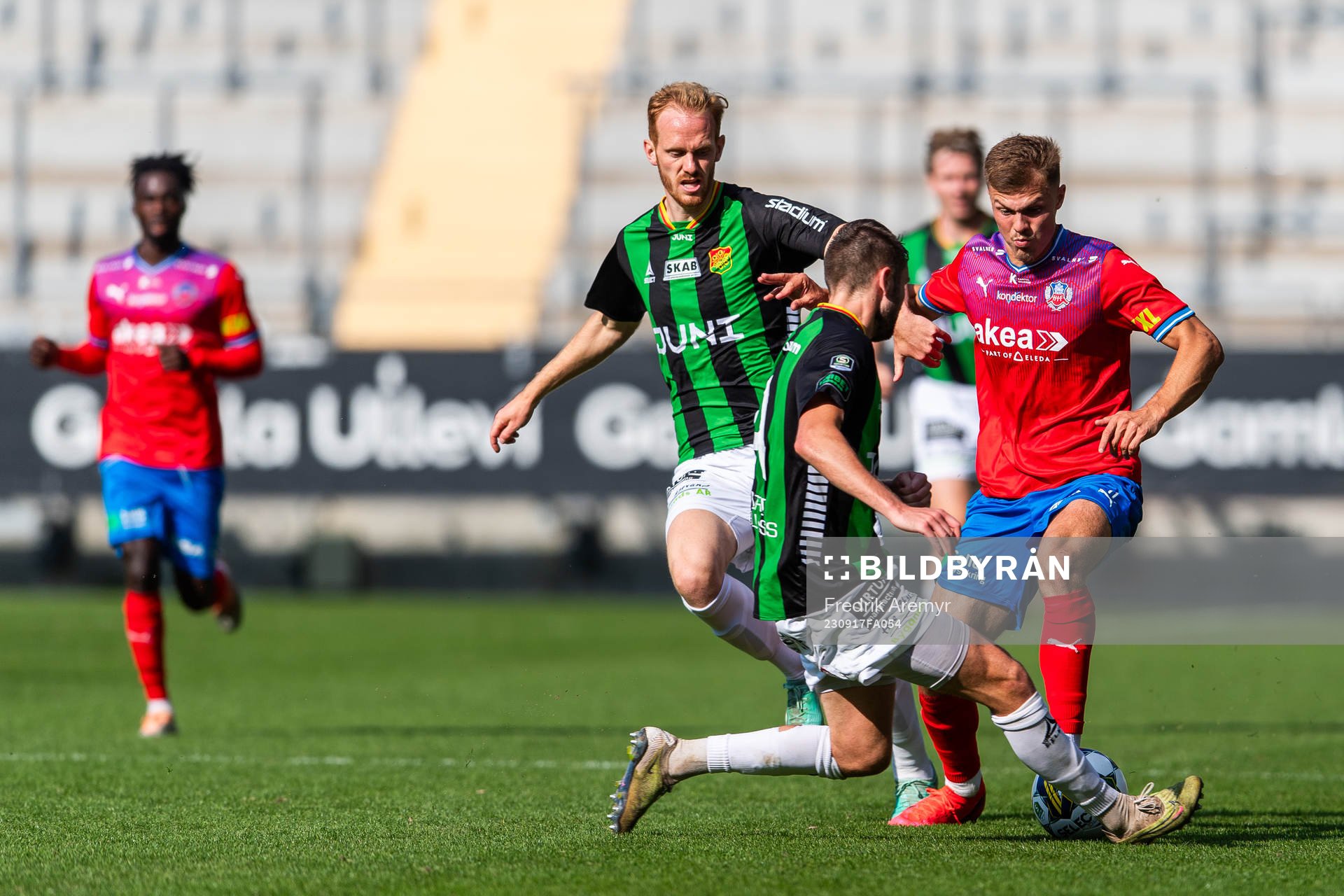GAIS Viktor Kruger och Axel Norén i kamp med Helsingborgs Erik Ring under fotbollsmatchen i Superettan mellan GAIS och Helsingborg den 17 september 2023 i Göteborg.