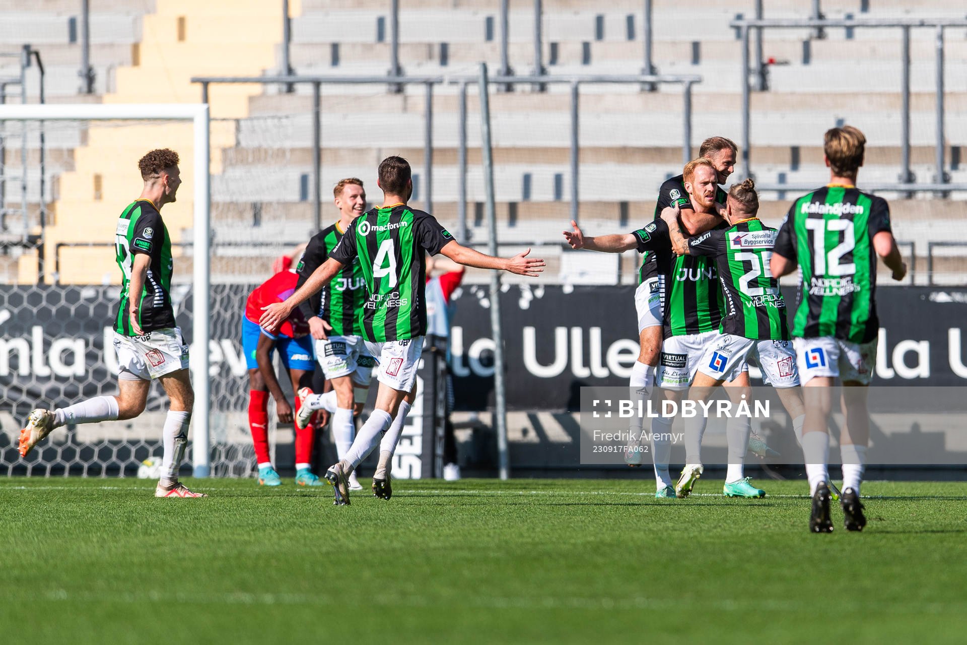 GAIS Viktor Kruger jublar med lagkamrater efter att han gjort 4-1 under fotbollsmatchen i Superettan mellan GAIS och Helsingborg den 17 september 2023 i Göteborg.