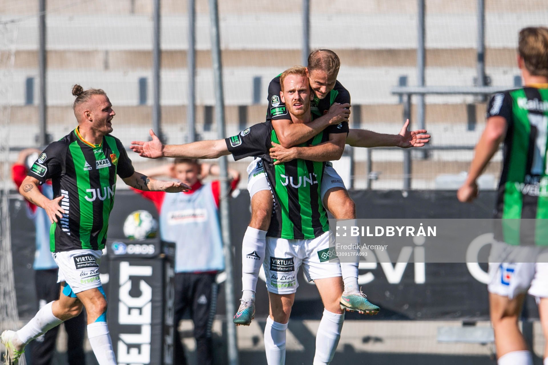 GAIS Jonas Lindberg , målskyttenViktor Kruger och Gustav Lundgren jublar under fotbollsmatchen i Superettan mellan GAIS och Helsingborg den 17 september 2023 i Göteborg.