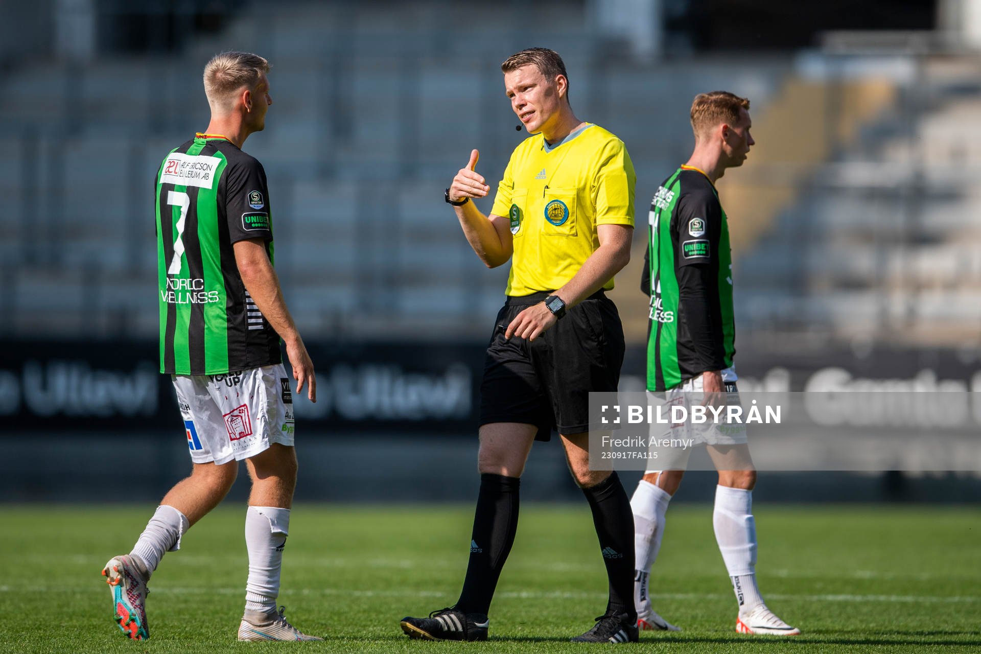 GAIS Joackim Åberg , Domare Oscar Johnson och GAIS Julius